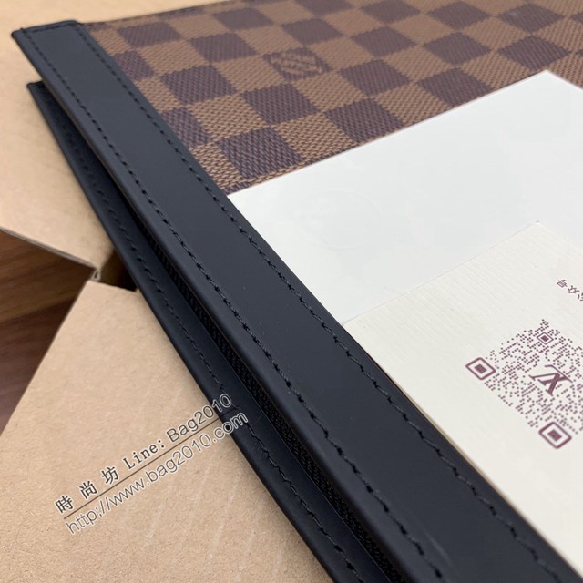 LV專櫃2023新款升級版男士手包 M41696咖格 路易威登Pochette Voyage中號手袋手拿包 dn1041